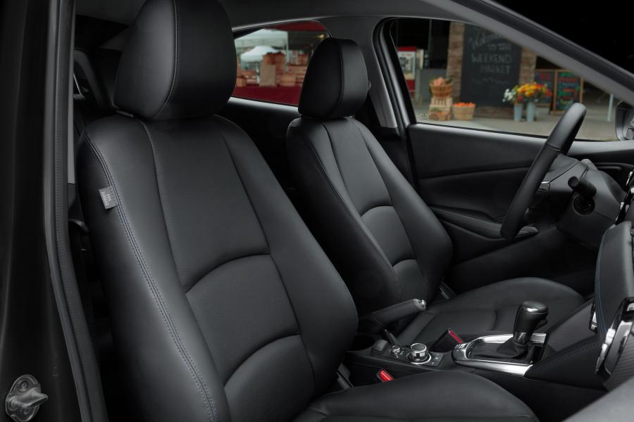 Интерьер Toyota Yaris Sedan 2018 года  (NA) (фото 6 из 10)